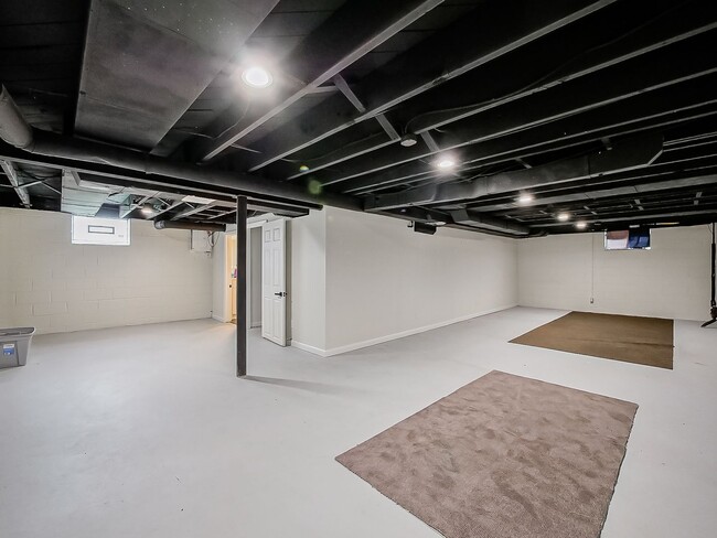 Building Photo - AVAILABLE NOW! Beautiful 3-Bedroom Waterfr...