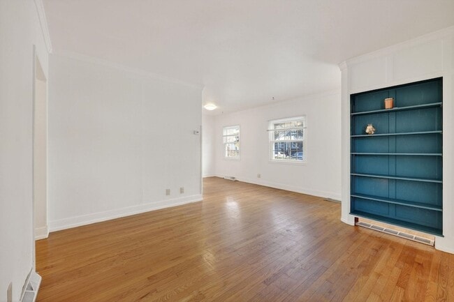 Building Photo - 514 W Lakeside St