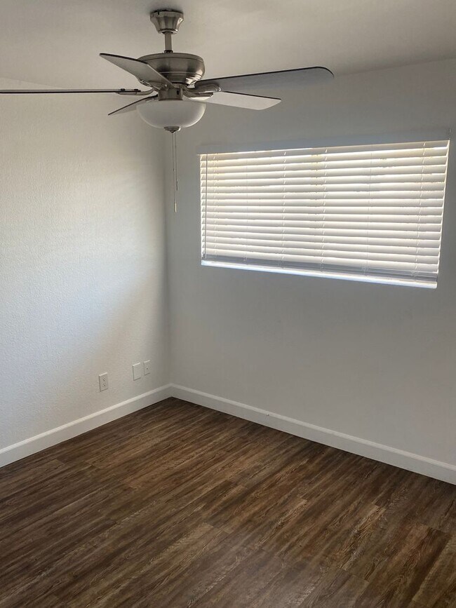 Building Photo - Nicely updated 3/2 SFH in Glendale w no HOA