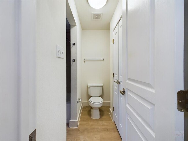 Building Photo - 711 W 32nd St