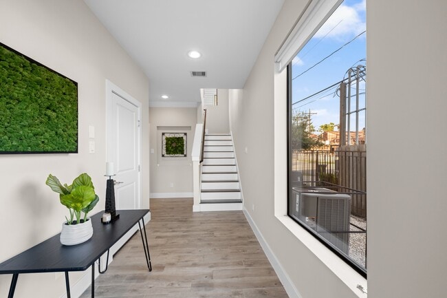 Building Photo - 717 Morris St