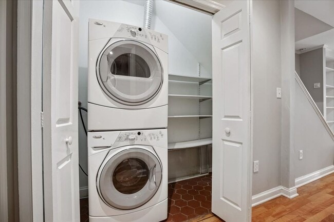 Building Photo - Spacious 2BR/2.5BA Townhouse-Style Condo in Gated Mount Pleasant Community