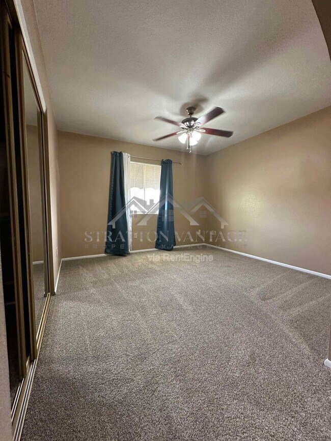 Building Photo - 10203 N 7th Pl