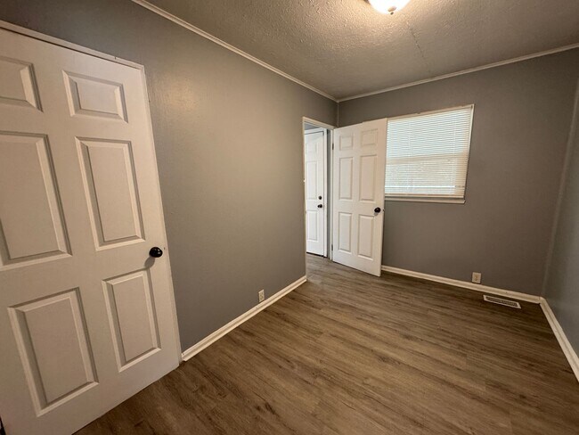 Building Photo - Eagledale 3 Bedroom 1 Bath