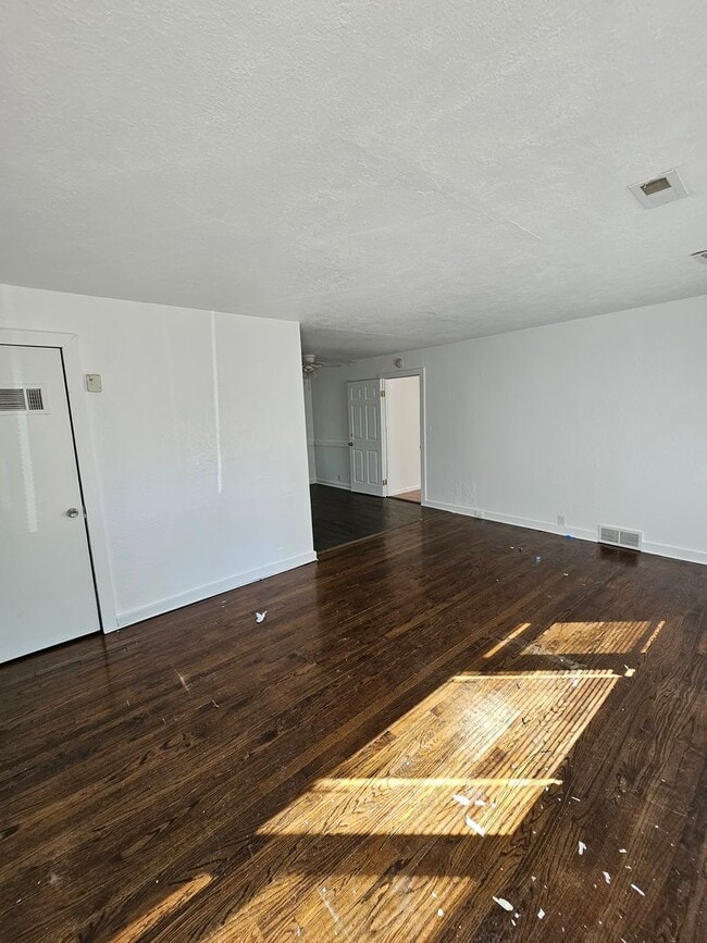 Building Photo - 4 bedroom 2 bath, must see inside!