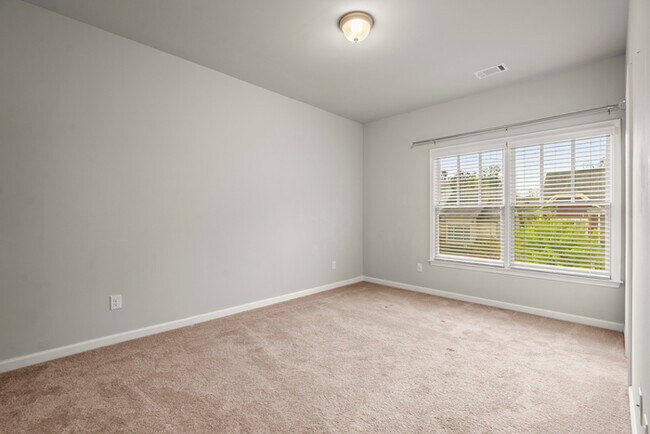 Building Photo - Townhouse - 4 Beds - 4 Bath