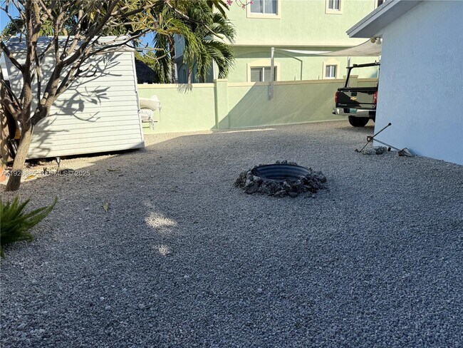 Building Photo - 8 North End Rd