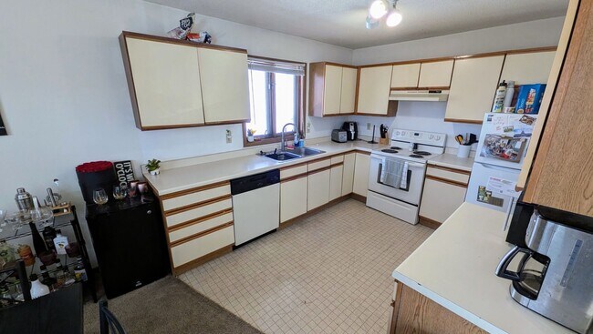 Building Photo - Spacious 3-Bedroom -- Available July 1st!