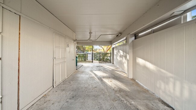 Building Photo - 1914 Lakeside Dr