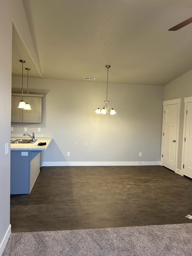 Building Photo - 938 W Coral Charm Way