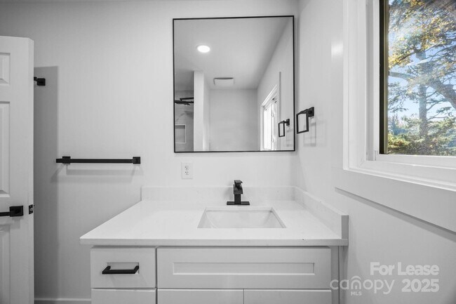 Building Photo - 8625 Cedarbrook Dr