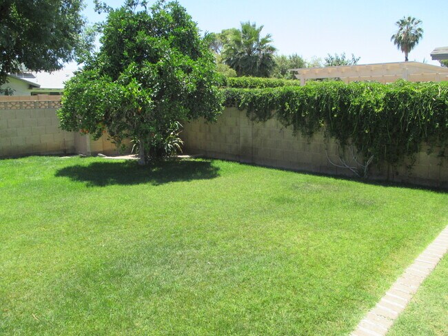 Building Photo - Tempe 4 Bed 2 Bath Includes Pool & Landscaping - Great Location