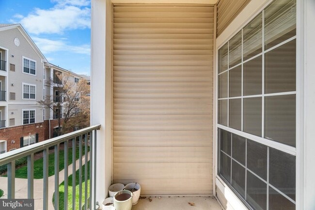 Building Photo - 4852 Eisenhower Ave