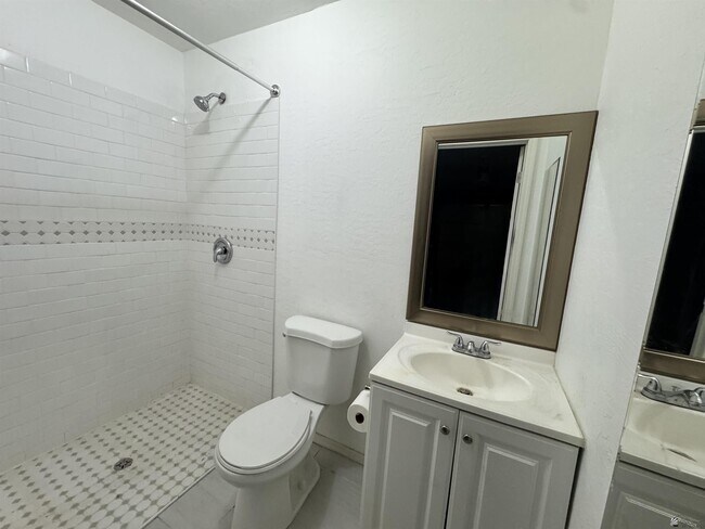 Building Photo - 726 Calle Nueva Vida