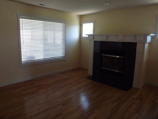 Building Photo - Beautiful 3 bedroom 2 1/2 bath 2 Story Home in Puyallup!
