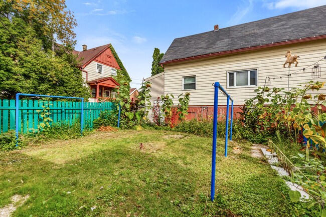 Building Photo - 928 E Locust St