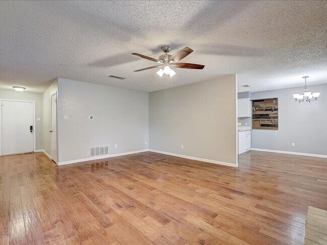 Building Photo - 10906 Meadgreen Ct