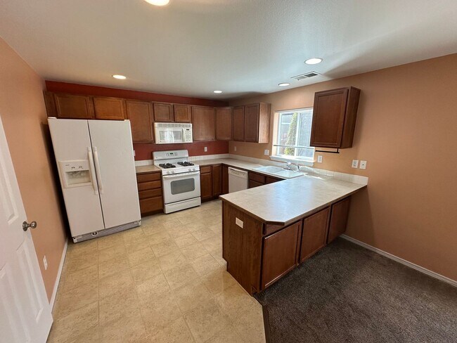 Building Photo - SW Bend House Near the Old Mill District, 4 Bdrms, 2.5 baths, A/C, Office/den, Dbl. Garage