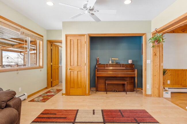 Building Photo - Spacious 4-Bedroom Home in the Heart of Sh...