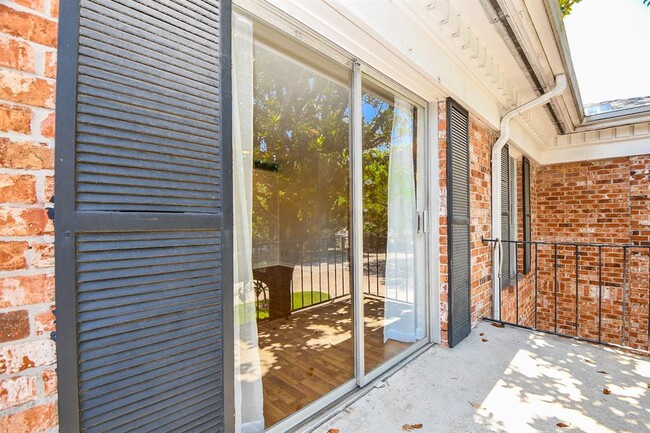 Building Photo - 2824 Briarhurst Dr