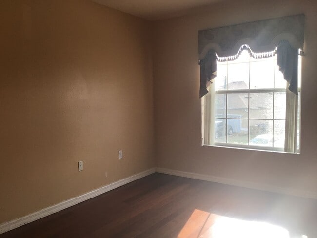 Building Photo - 410 Bloomfield Dr