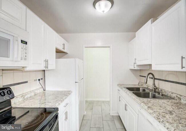 Building Photo - 11051 Camfield Ct