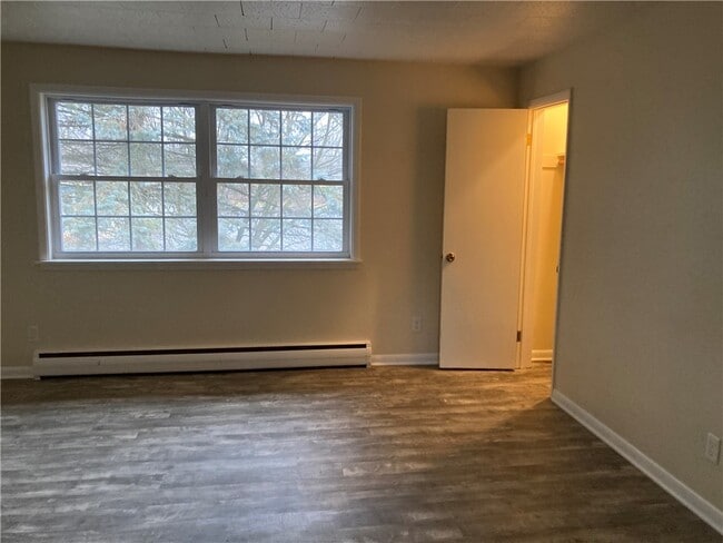 Building Photo - 326 E Linden Ave