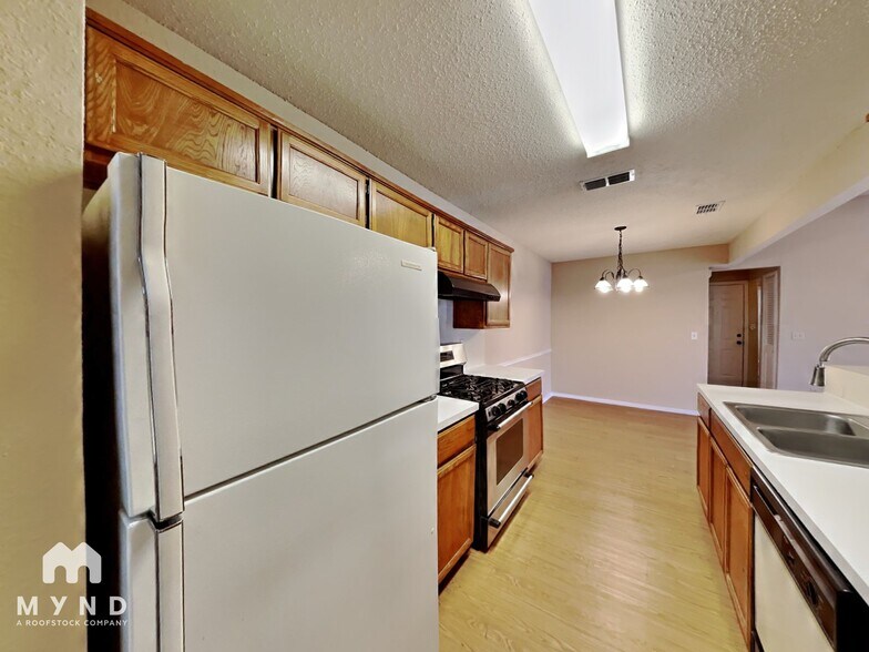 Building Photo - 1213 Hyridge St