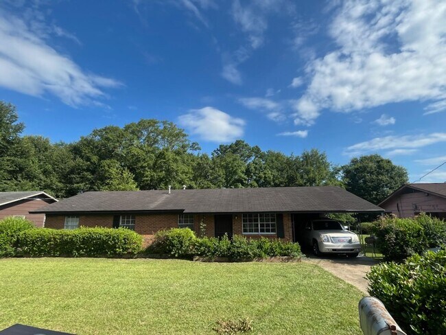 Primary Photo - 4 bedroom 1.5 bath house available for rent