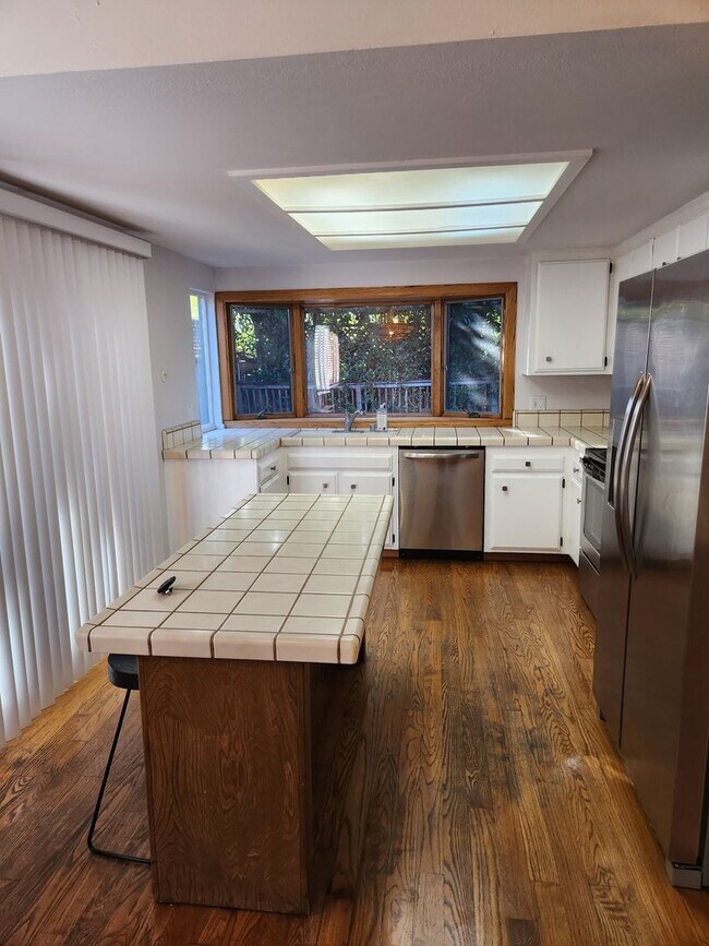 Building Photo - Great Santa Rosa Neighborhood 4 Bedroom, 2 Bathrooms w/Pool