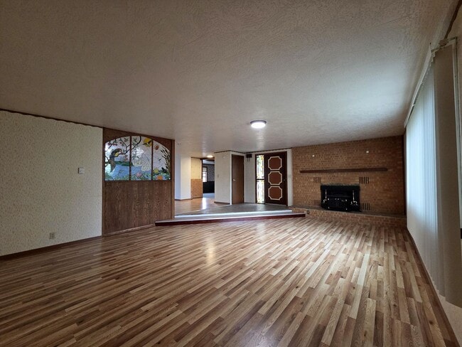 Building Photo - Spacious Cottage on 1/2 Acre Lot