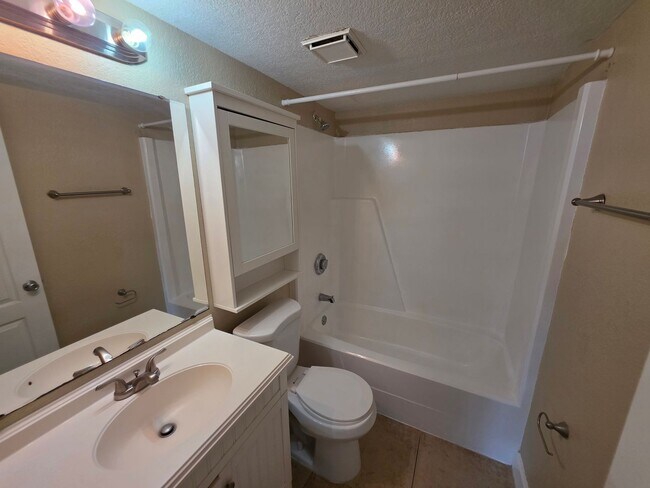 Building Photo - Upgraded Condo With Washer And Dryer