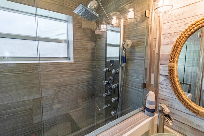 Building Photo - 954 Omar Rd