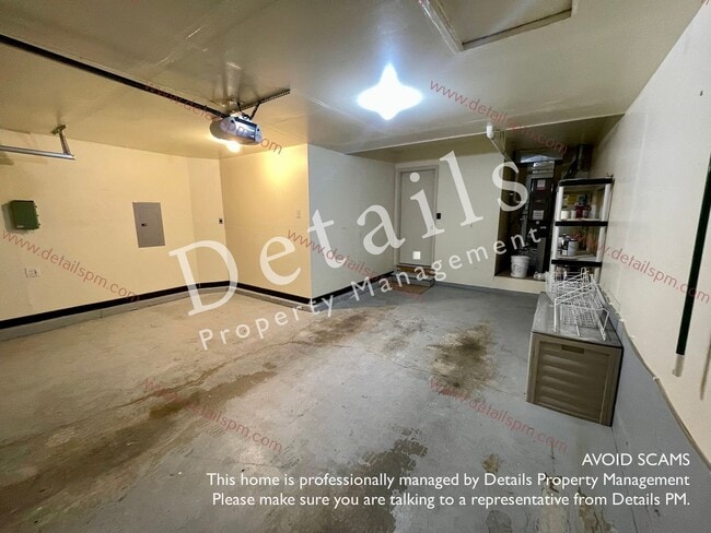 Building Photo - **COMING SOON** 3 BR bedroom Silverdale Townhouse