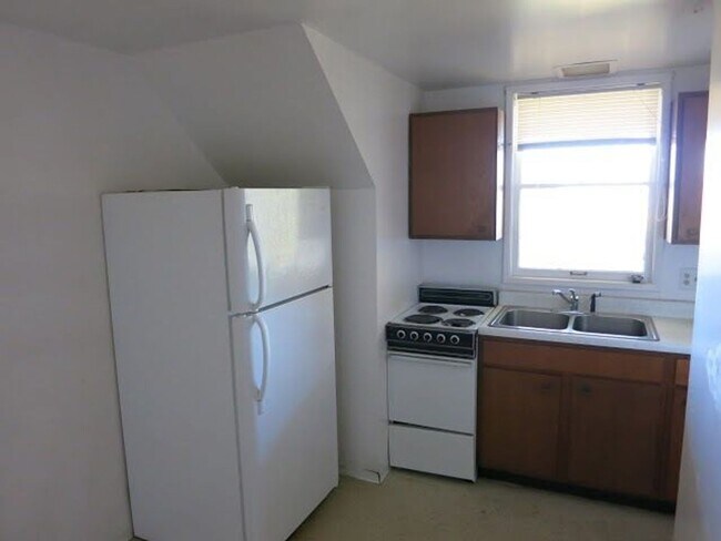 Building Photo - 1/2 off first month! 6bd/2bath House