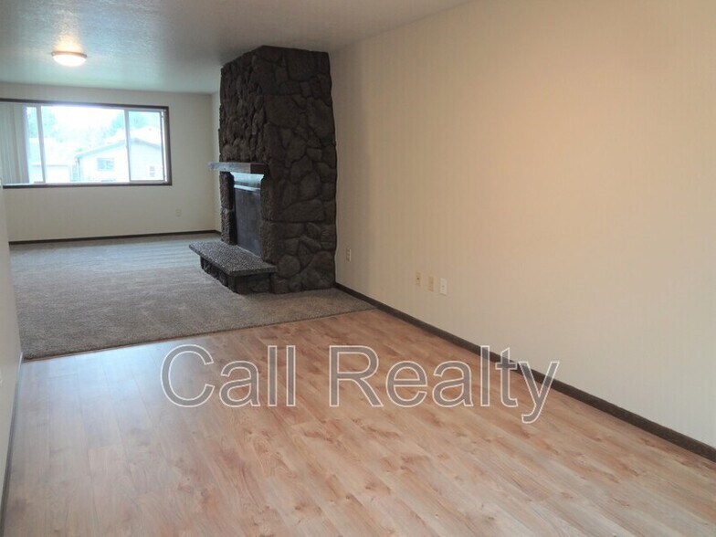 Building Photo - 10905 E 33rd Ave