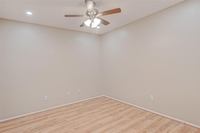 Building Photo - 2302 Brook View Ln