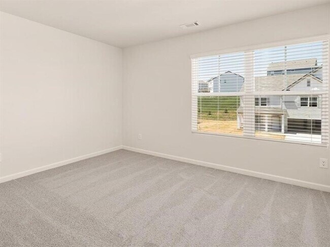 Building Photo - 167 Fernbrook Trl