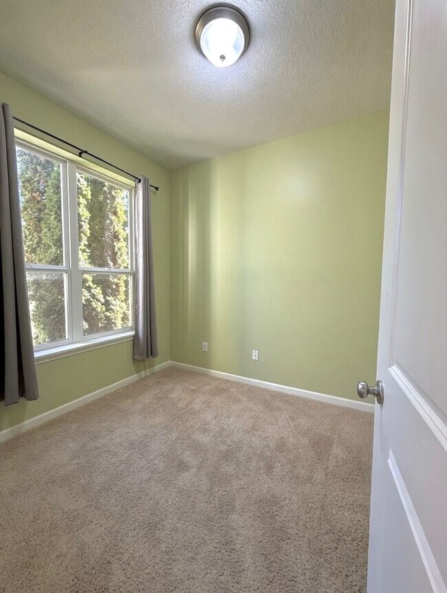 Building Photo - Rare 4 Bedroom End Unit Townhome in The Beautiful Stonemill Farms of Woodbury