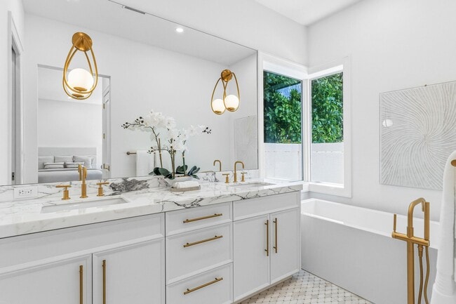 Building Photo - 735 NE 6th St