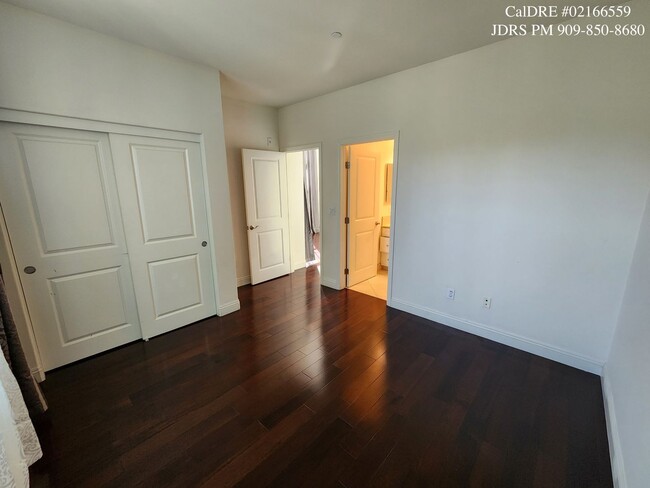 Building Photo - Irvine 2 Bedroom Townhouse