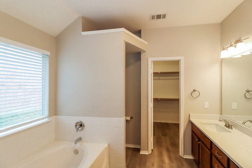 Building Photo - 904 Starling Ln