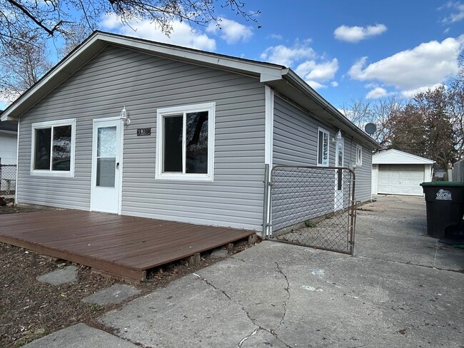 Primary Photo - 5901 Roosevelt St