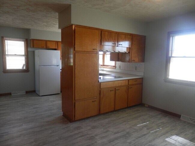 Building Photo - 3 Bed 2 Bath Farmhouse!