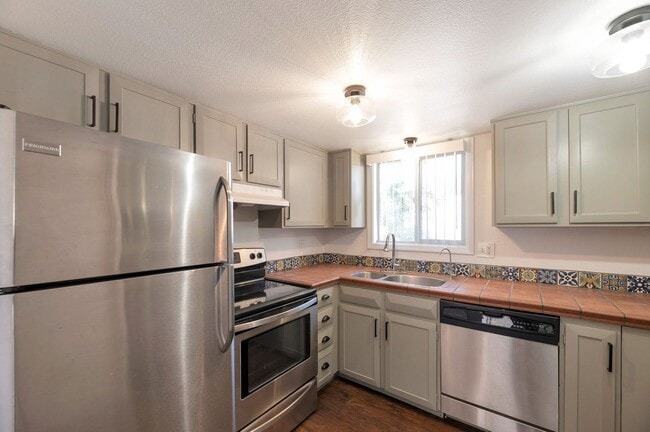 Building Photo - Charming 2 bedroom, 1 bathroom home locate...