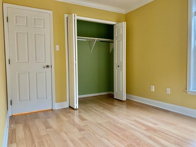 Building Photo - MUST SEE! End Unit, Electric Fireplace, Gr...