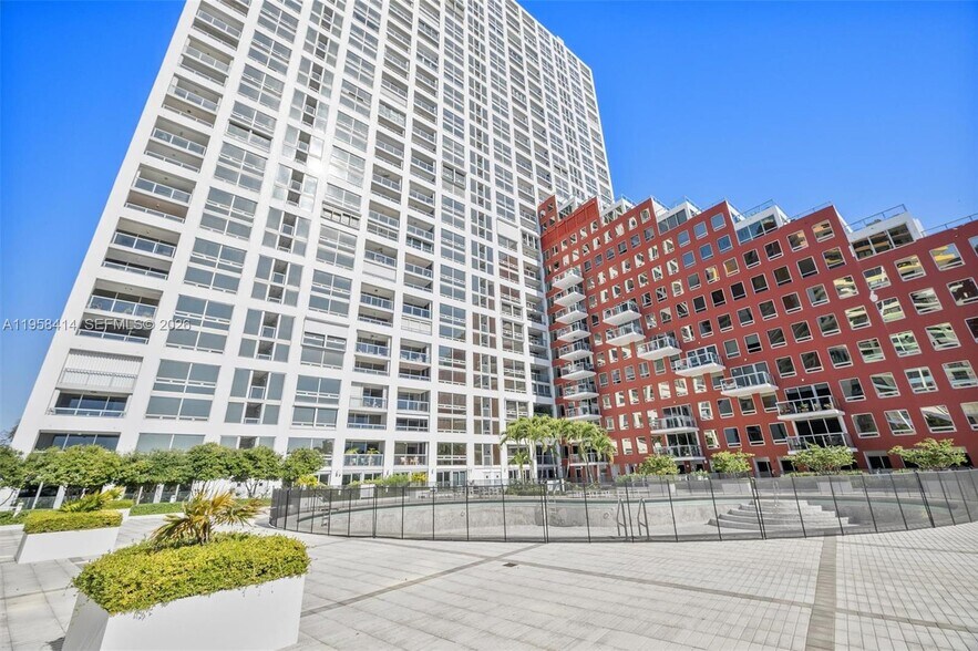 Building Photo - 1541 Brickell Ave