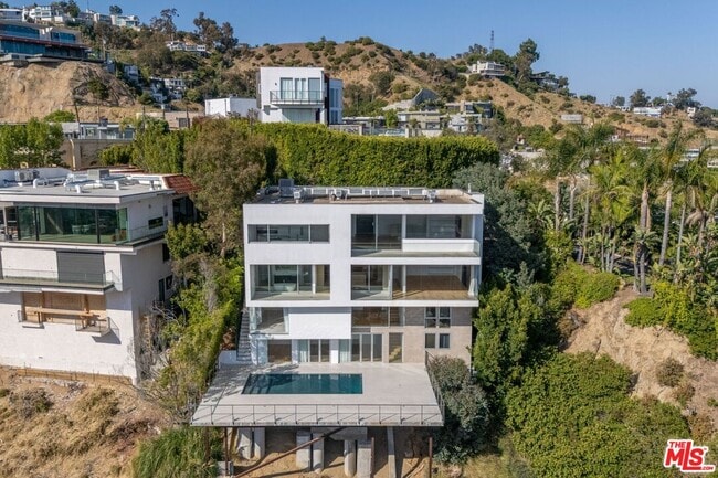 Building Photo - 1853 Sunset Plaza Dr