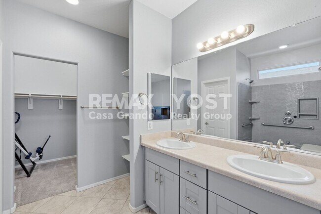 Building Photo - Move-In Ready Desert Gem with Stylish Furnishings & Private Backyard!