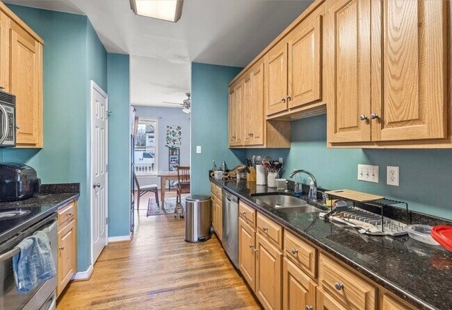 Building Photo - 1006.5 W Clay St